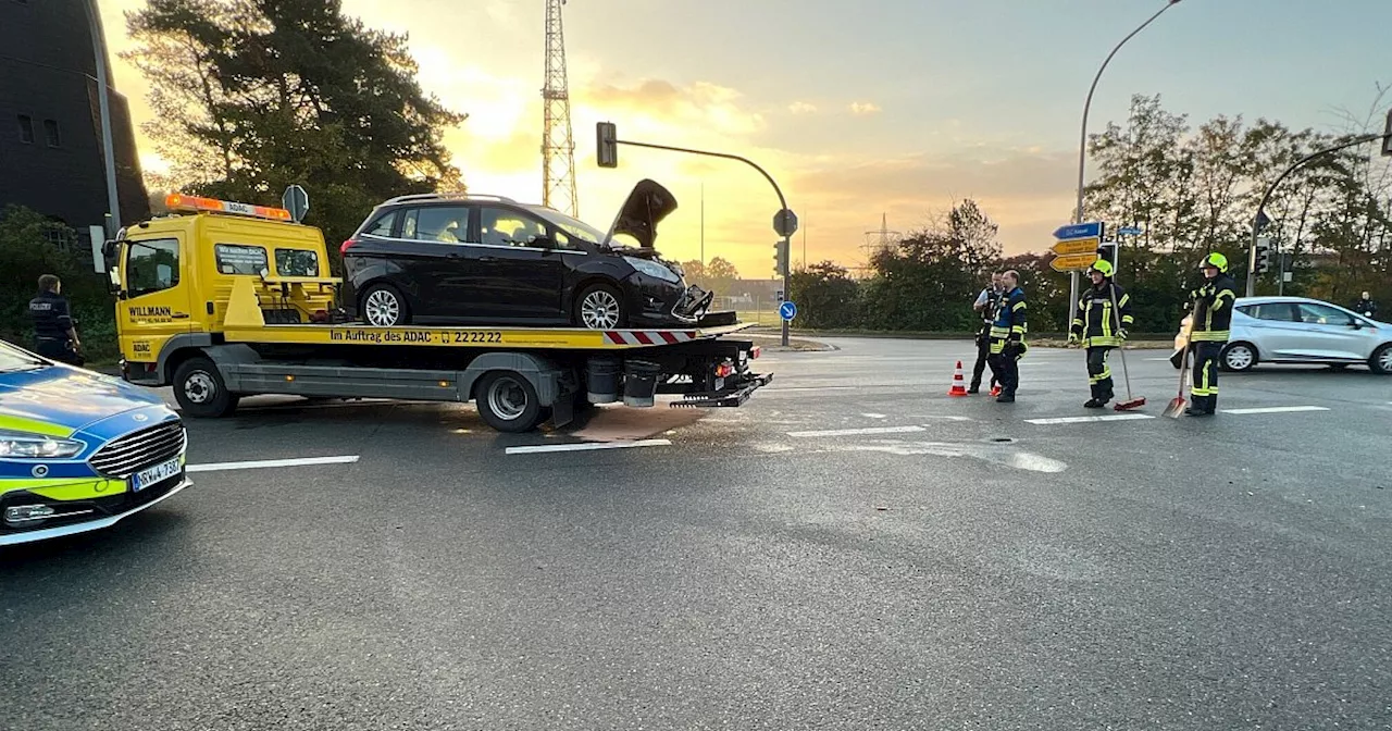 Auto erleidet Totalschaden nach Unfall mit Bus im Kreis Gütersloh