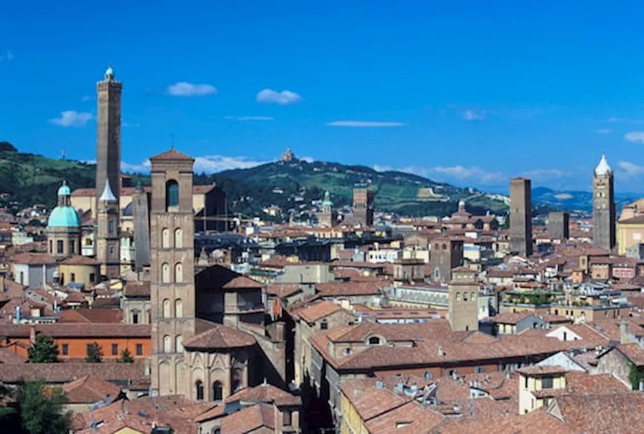 Bologna, Due Torri transennate: la Garisenda è a rischio crollo