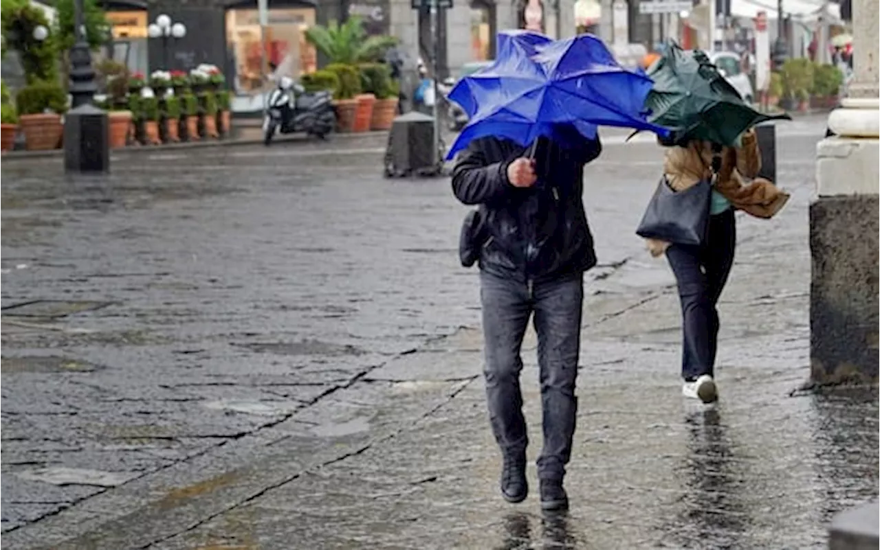 Maltempo, allerta arancione in Liguria e Toscana: scuole chiuse in molte città