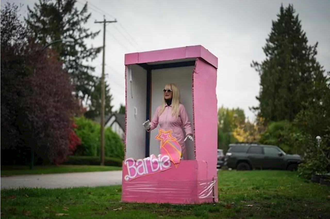 'Adding some weirdness' to their day, Vancouver woman surprises drivers with costumes