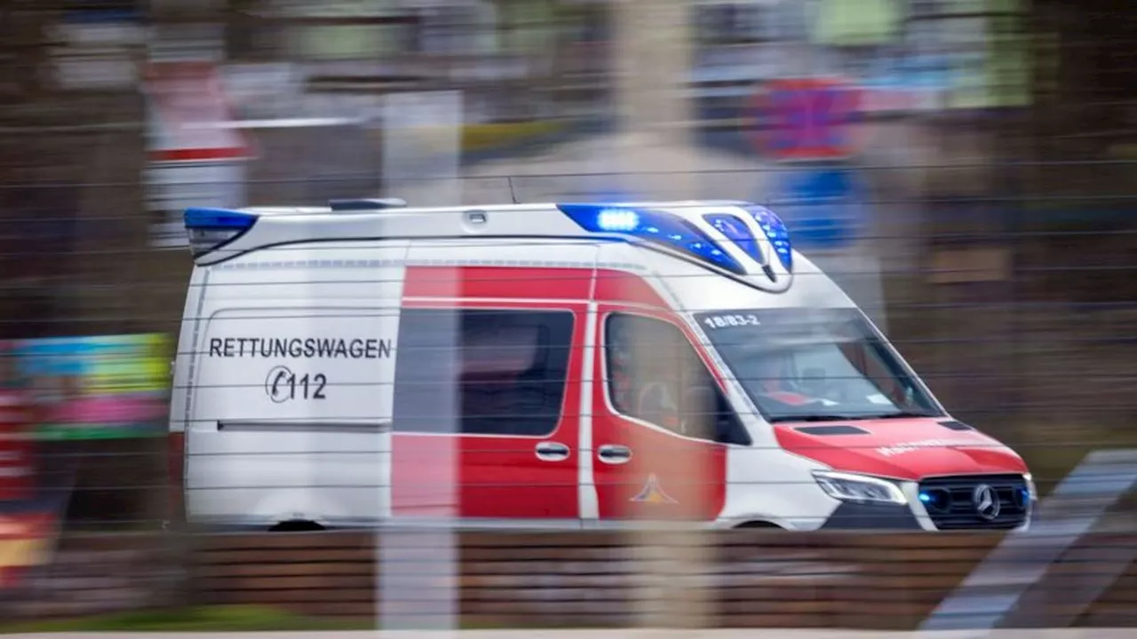 Kreis Gütersloh: Auto prallt mit Lkw an Kreuzung zusammen