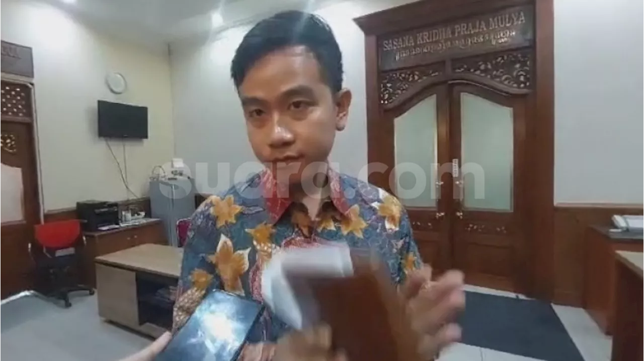 Ditanya Tanggapannya Jadi Cawapres Prabowo, Gibran Buru-buru Masuk Ruang Kerja