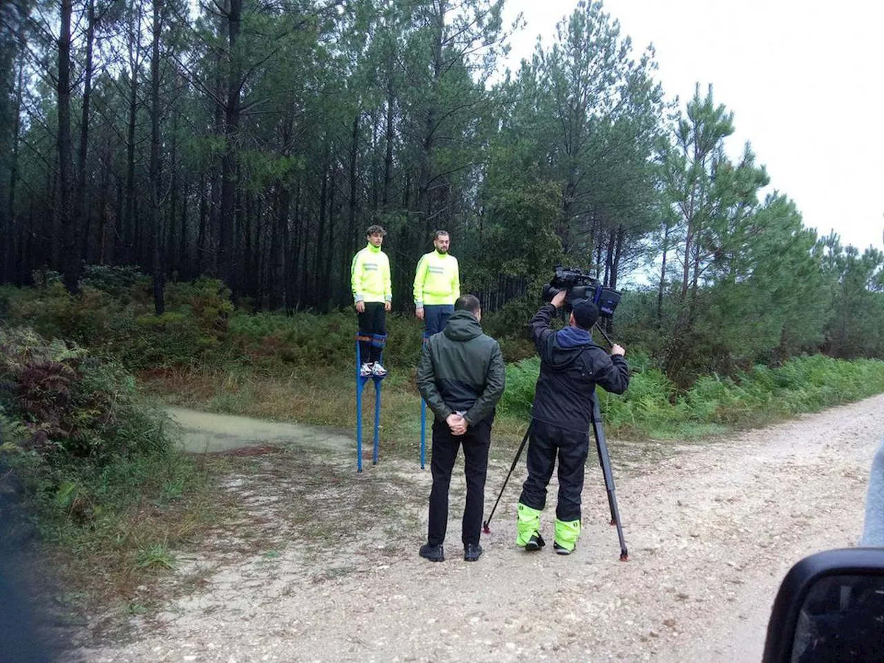 Vidéo. Landes : les deux échassiers en lutte contre le harcèlement et la grossophobie sont en route pour Bordeaux