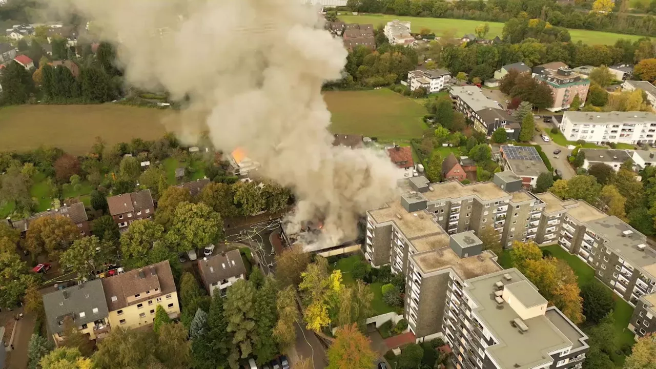 Großbrand in Bochumer Getränkemarkt - ein Verletzter