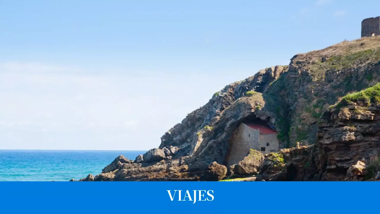 La sorprendente ermita de Cantabria construida en una cueva a orillas del mar en el siglo XVI