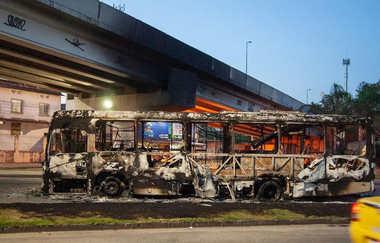 Brésil : Un train et 35 bus incendiés à Rio après une opération policière contre une milice