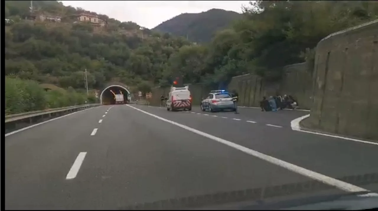 Migranti, gruppo a piedi sulla A10, forse scaricati da Tir