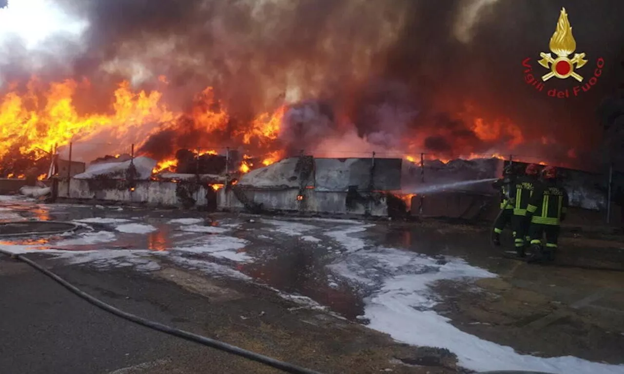 Bruciano 26 mezzi della nettezza urbana a L'Aquila