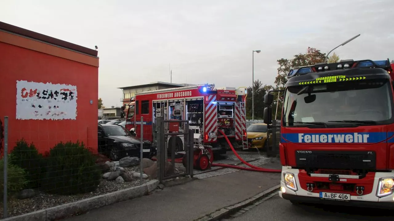 Feuer bricht in Auto-Werkstatt in Oberhausen aus