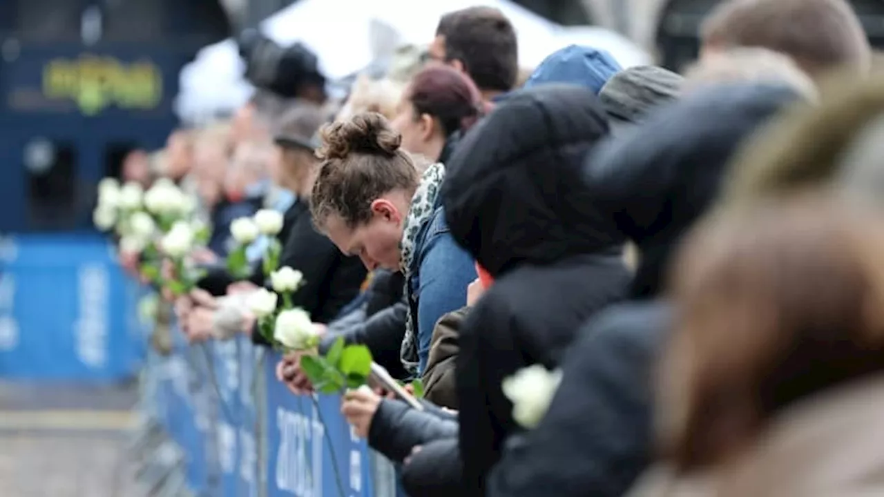 Attentat d'Arras: les roses pour Dominique Bernard réparties dans tout le cimetière de Berneville par ses...