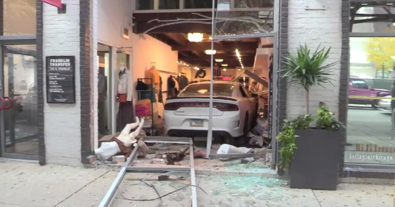 Burglars crash 2 vehicles into Chicago boutique mall