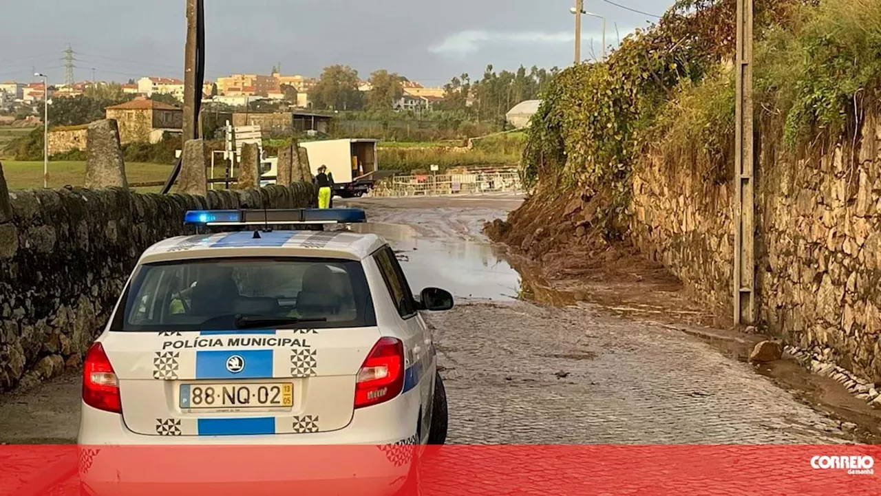 Queda de muro obriga ao corte do trânsito em rua em Matosinhos