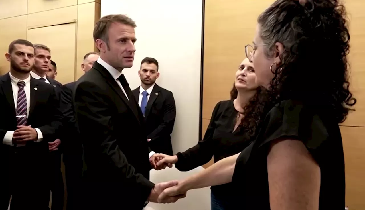 Macron chega a Israel e encontra famílias de vítimas do Hamas