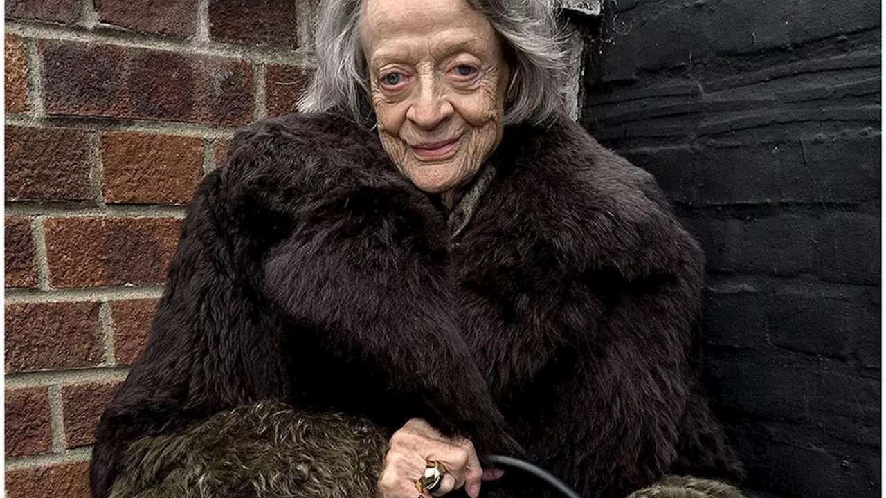 À 88 ans, Maggie Smith prend la pose pour Loewe sous l’objectif de Juergen Teller