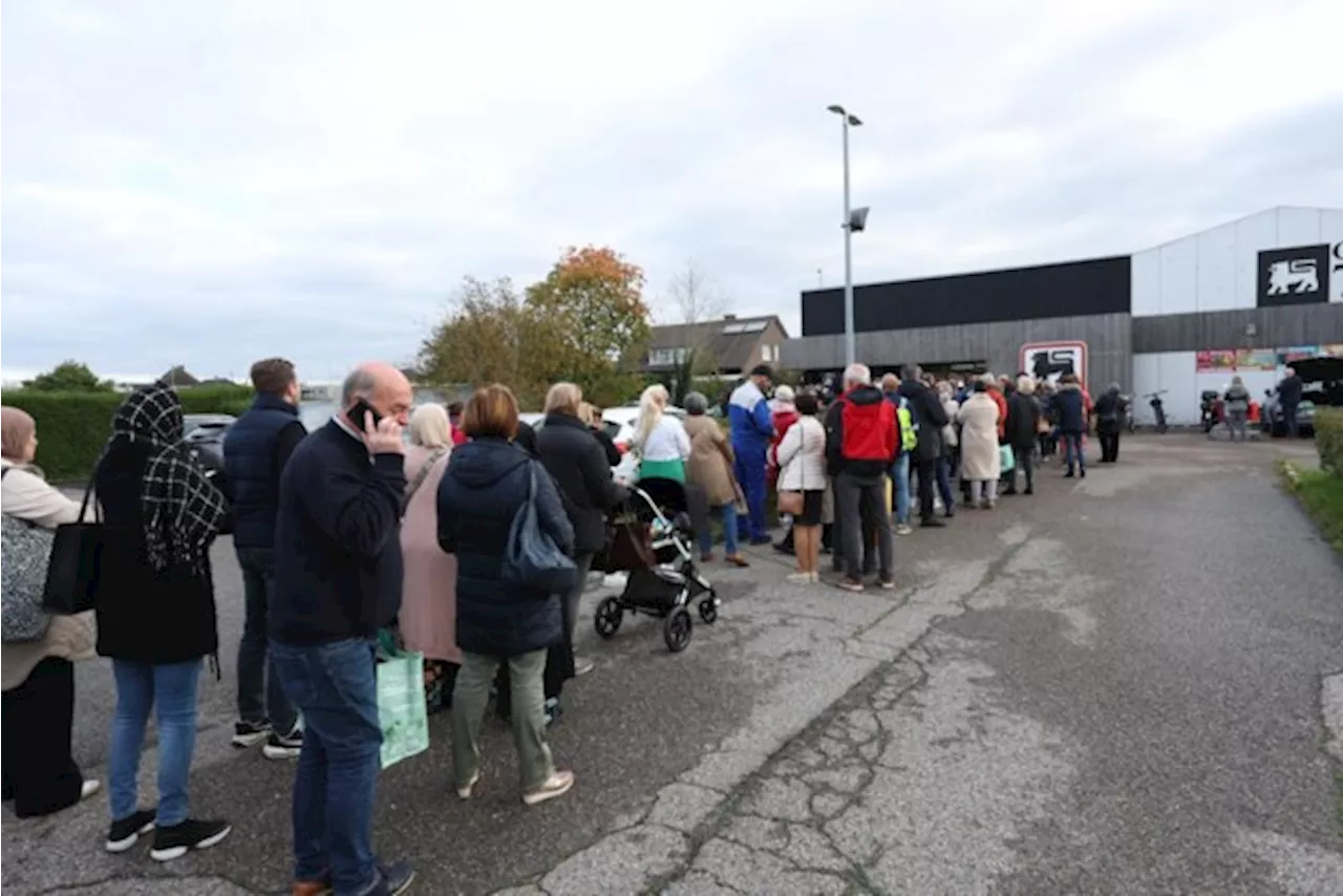 Stormloop op uitverkoop Delhaize in Limburg: auto’s parkeren kriskras op toegangswegen