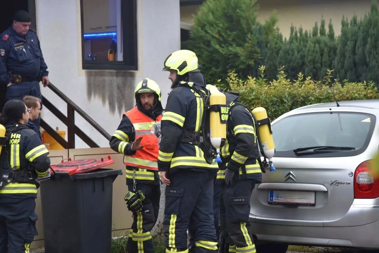 Mann beschimpft Feuerwehr und lässt sie nicht ins Haus