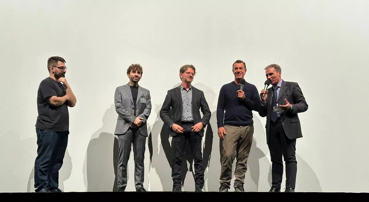 Io capitano, standing ovation al cinema teatro Manzoni per Matteo Garrone