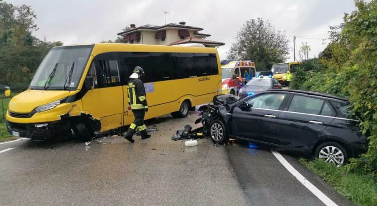 Scuolabus contro una macchina, frontale e paura vicino Pordenone: a bordo 30 bambini