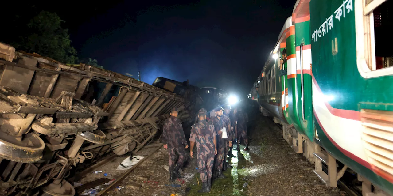 Un treno merci si è scontrato con un treno passeggeri in Bangladesh