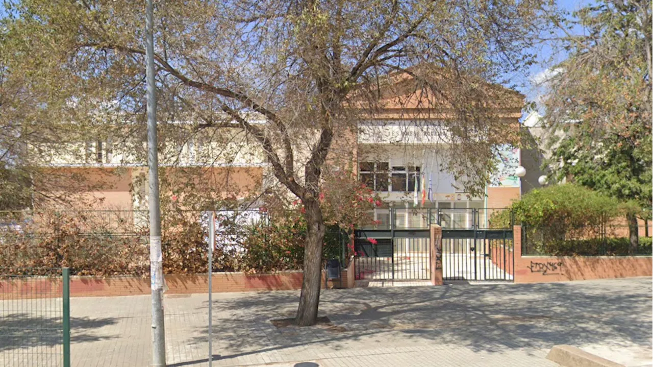 Entra en un instituto de Sevilla para agredir a dos alumnos que discutieron con su hijo