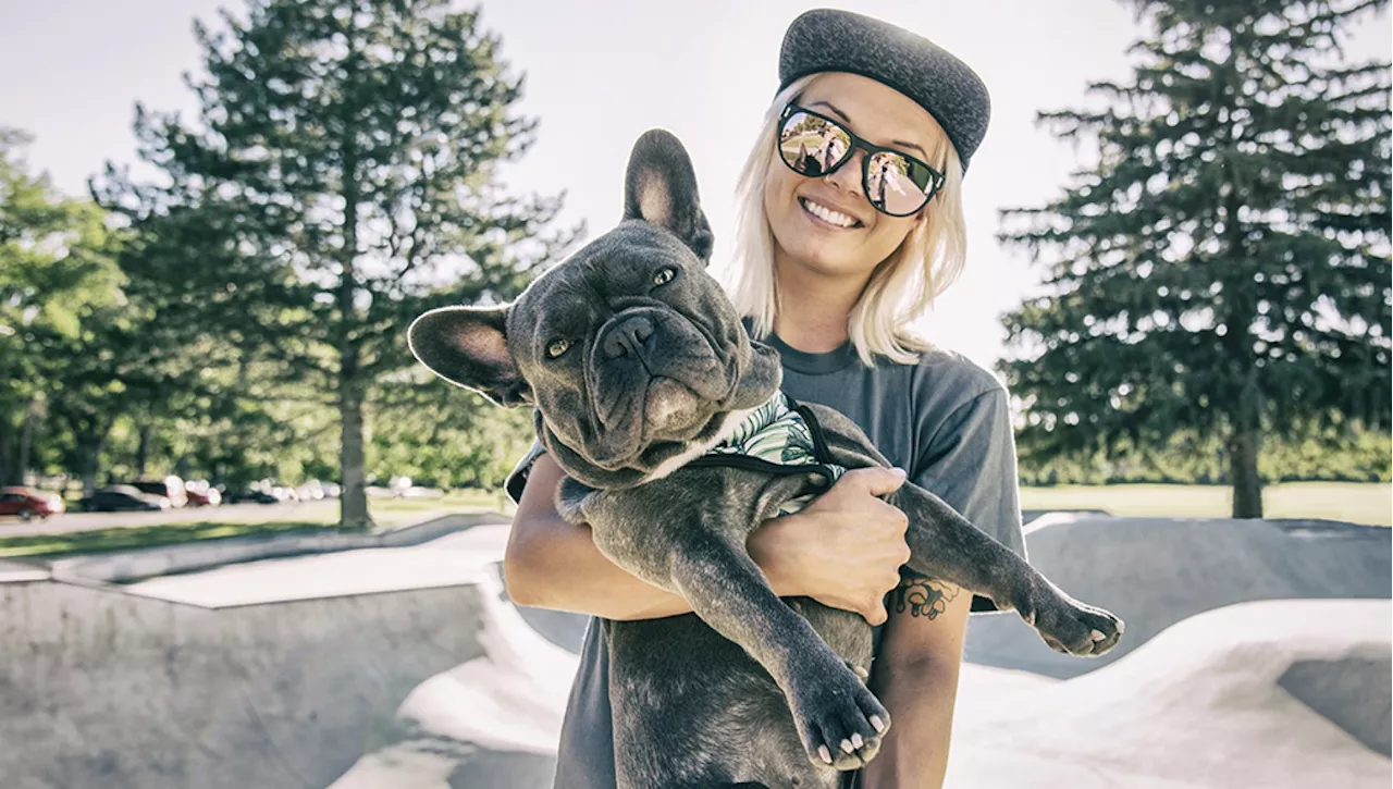 Lara e Cognac, il cane Bulldog con la sindrome del cucciolo nuotatore che insegna l’amore