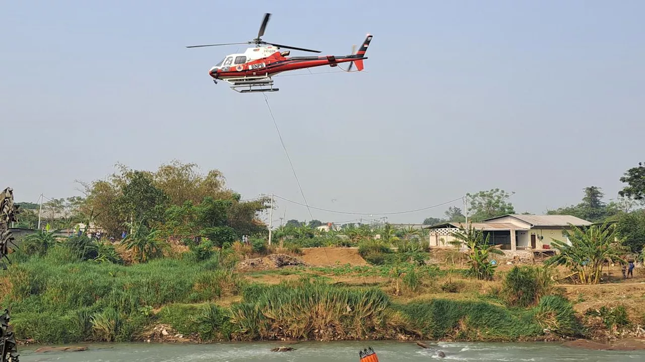 Hingga Hari ke-5, Helikopter BNPB Masih Berjibaku Padamkan Api di TPA Rawa Kucing