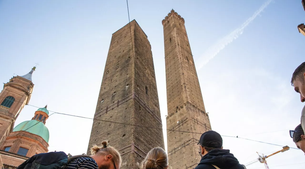 Bologna, la torre Garisenda è a rischio crollo: strade chiuse in centro