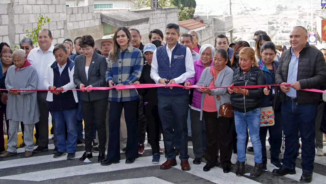 Eduardo Rivera inaugura pavimentación de la calle Tulipanes en Puebla