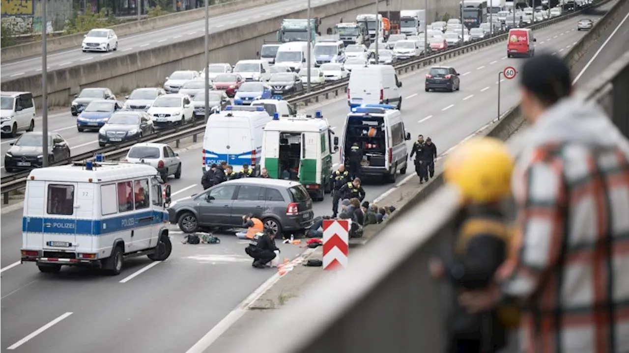 Letzte Generation blockiert Autobahn A100 in Charlottenburg