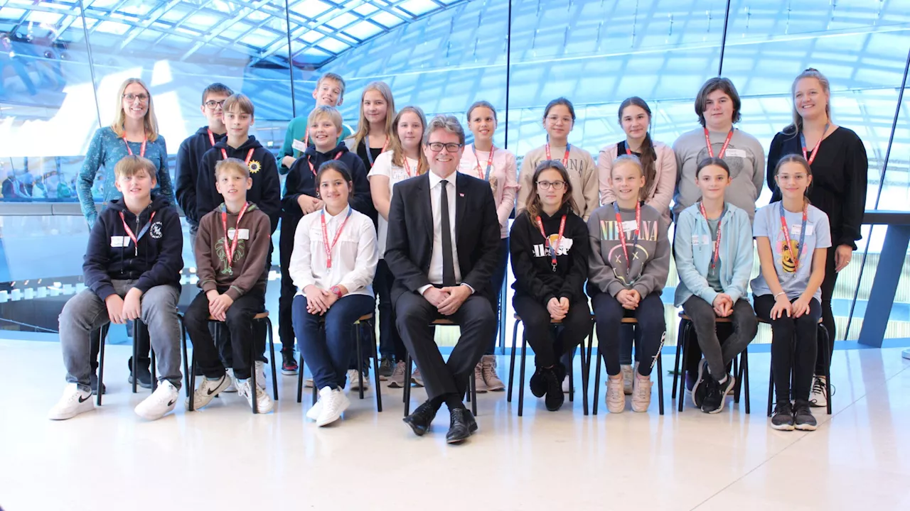 Mittelschule Großweikersdorf zu Besuch im Parlament