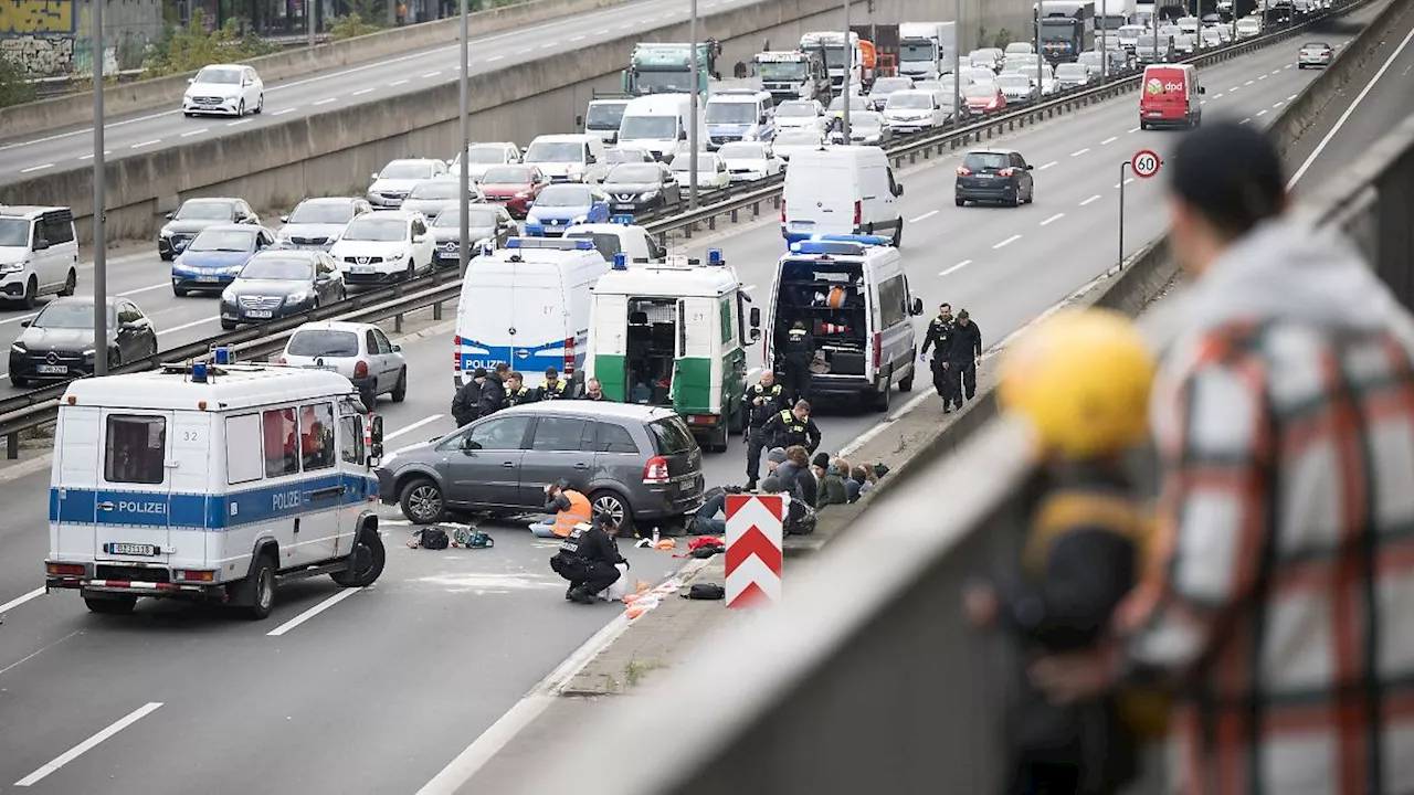 Berlin & Brandenburg: Letzte Generation blockiert Autobahn A100 in Charlottenburg