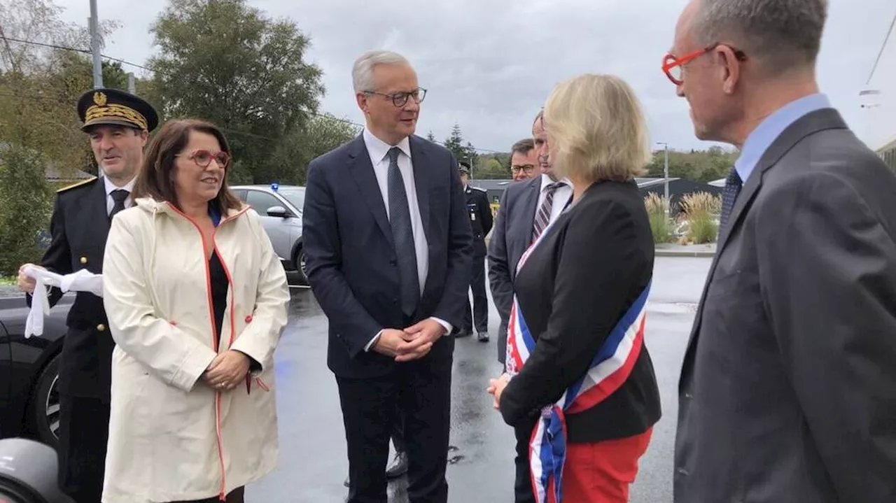 Le ministre de l’Économie Bruno Le Maire visite une usine de fabrication de tubes en Finistère