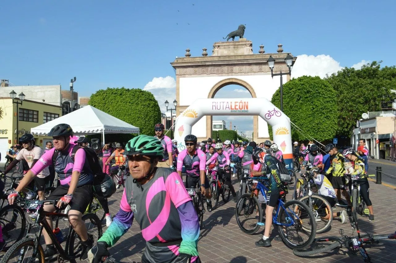 Organizan rodada en bici en el arco de la Calzada de León con el fin de prevenir el cáncer de mama