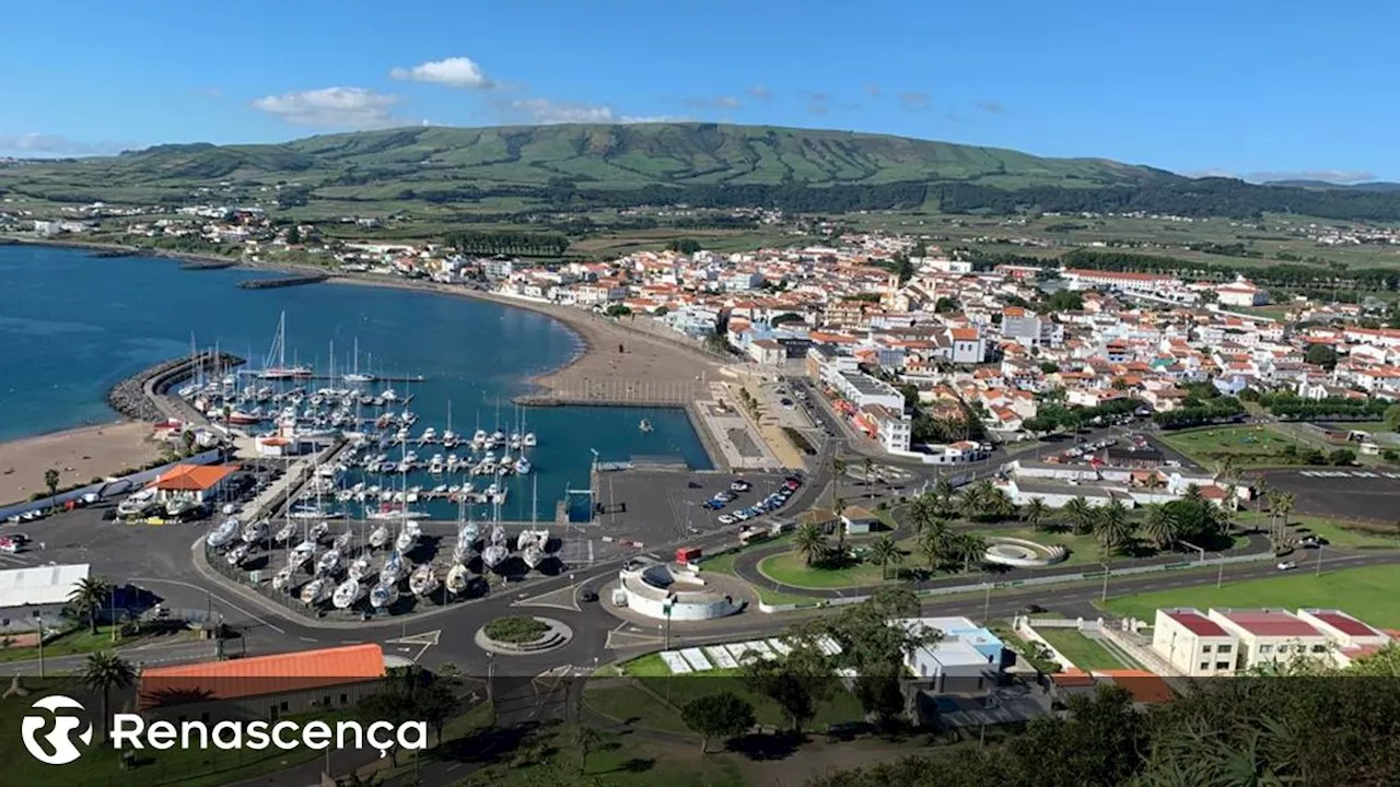 Praia da Vitória. Incêndio deflagra em barco na marina, embarcação foi ao fundo