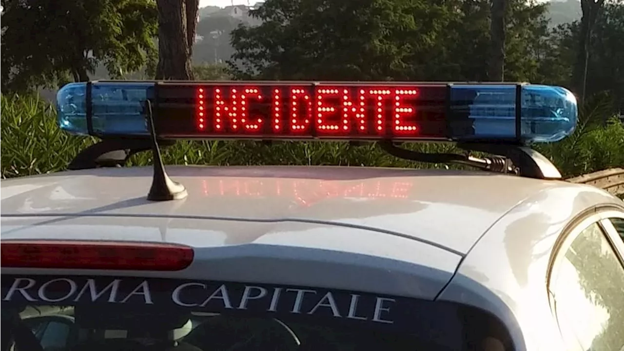 Incidente a Roma: auto contro albero, morto un uomo