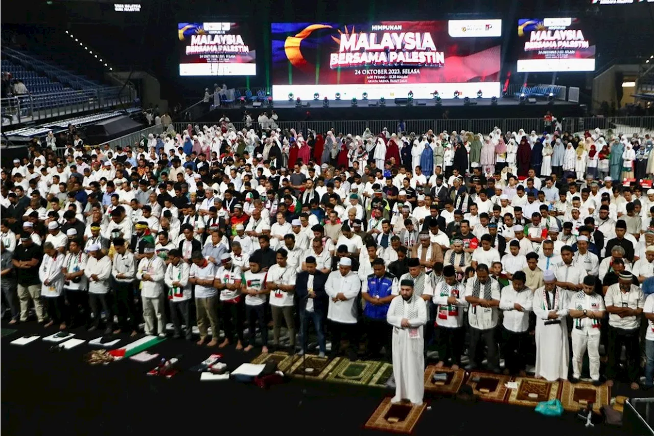 Strong crowd for pro-Palestinian rally despite drizzle