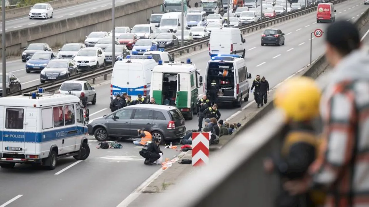 Klima: Letzte Generation blockiert Autobahn A100 in Charlottenburg