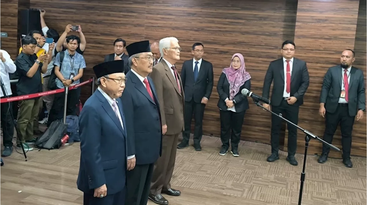 Ketua Mahkamah Konstitusi Anwar Usman Resmi Lantik Tiga Anggota MKMK