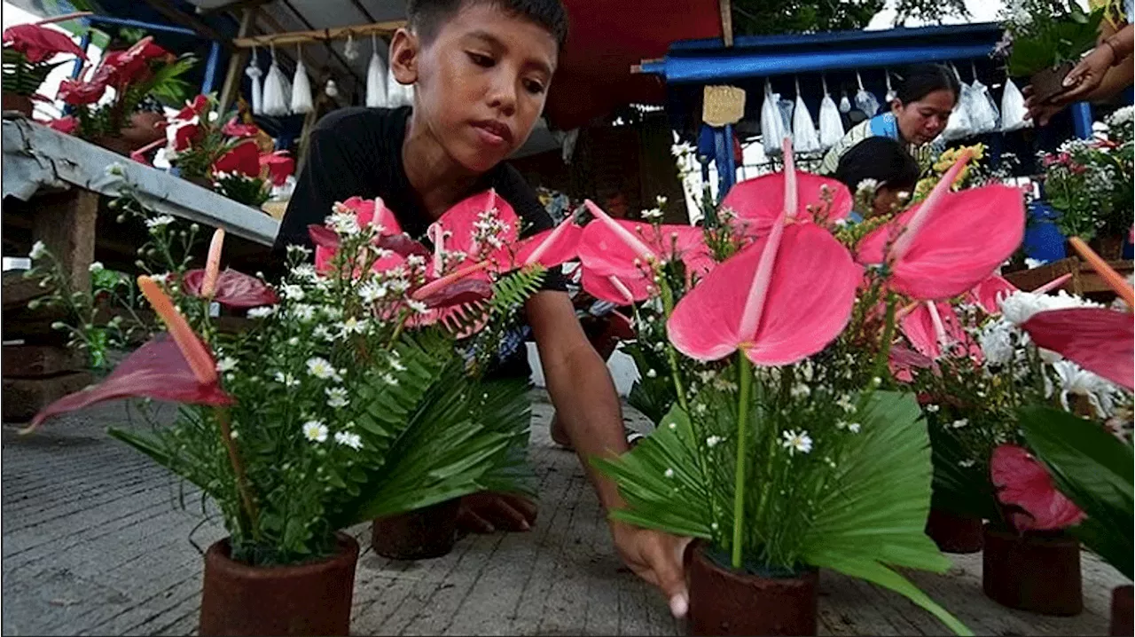 Surge in flower prices for Undas