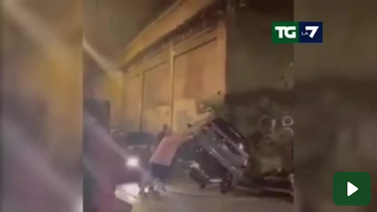 A Roma Trastevere come un giungla: in tre ribaltano macchina che intralcia il passaggio