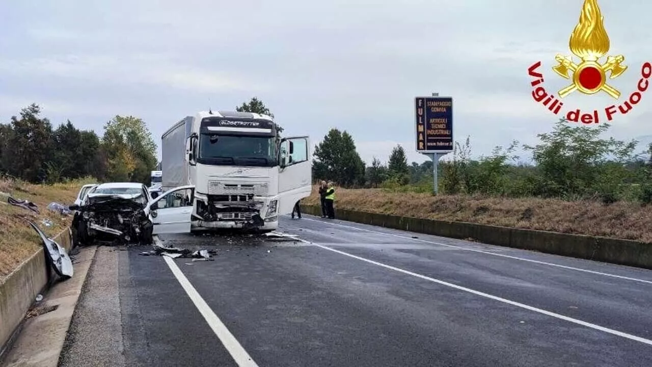 Auto contro camion, tragico schianto: morte zia e nipote (e ci sono altri due feriti gravi)