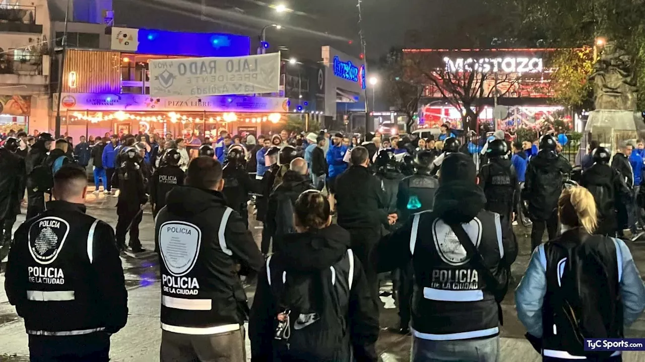 Arde Vélez: los hinchas, enojados con los dirigentes, revolearon las vallas que rodeaban la sede