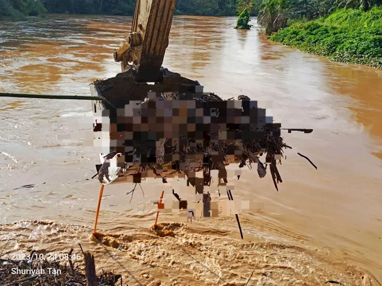 Pemandu jengkaut terkejut jumpa mayat Orang Asli dalam sampah