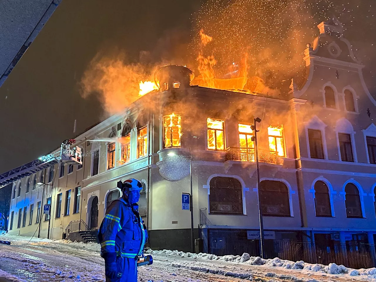 Leter etter savnet mann i brannruinene i Porsgrunn