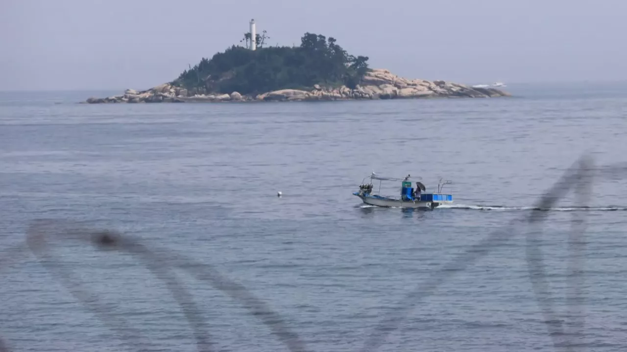 北 주민 4명 동해 상에서 귀순...추적하던 軍·해경, 어민 신고후 출동