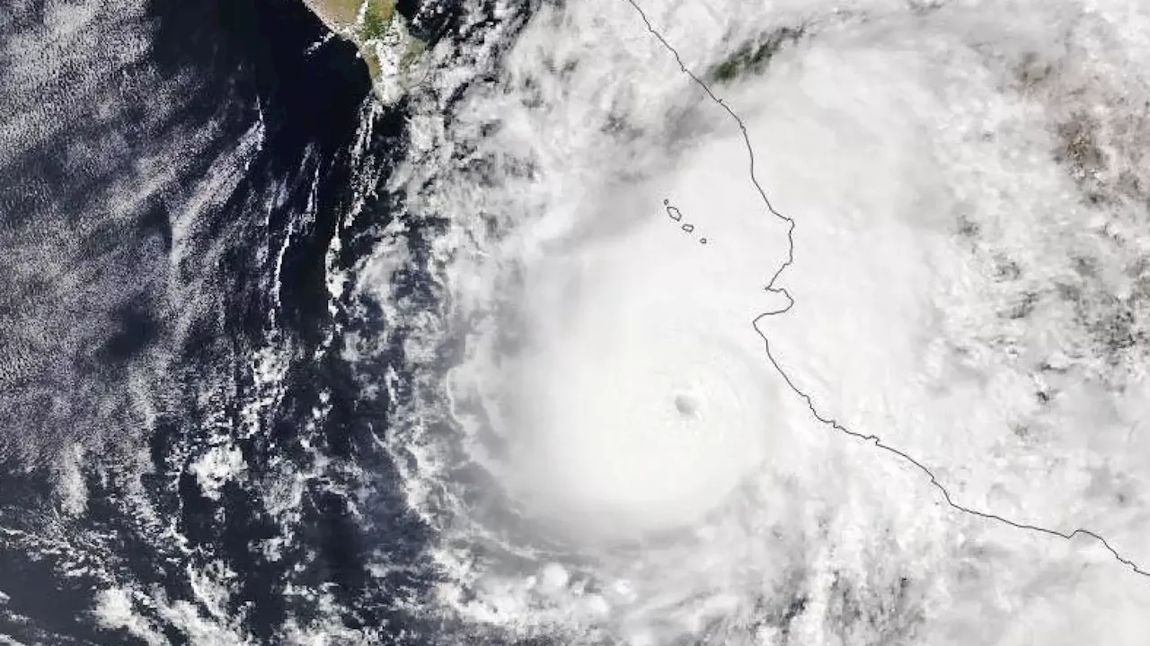 El huracán Otis, 'potencialmente catastrófico', toca tierra en el Pacífico de México con categoría 5