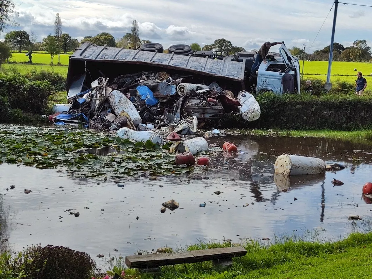 Un étang pollué dans le Cotentin, après un accident spectaculaire sur une départementale