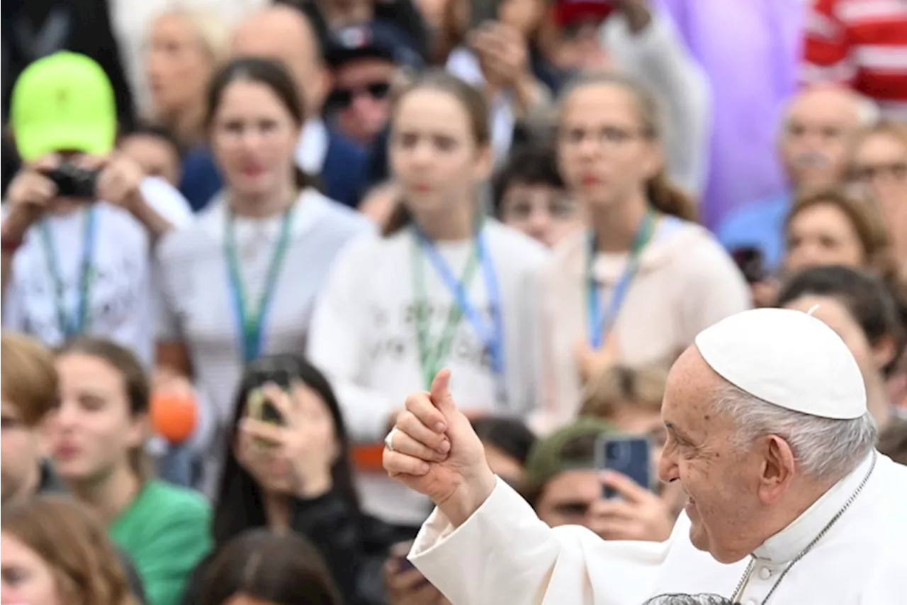 Papa in piazza per l'udienza generale, 5 bambini sulla jeep