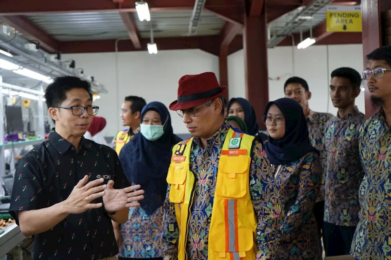 Dukung produk dalam negeri, Kementerian PUPR kunjungi pabrik Axioo