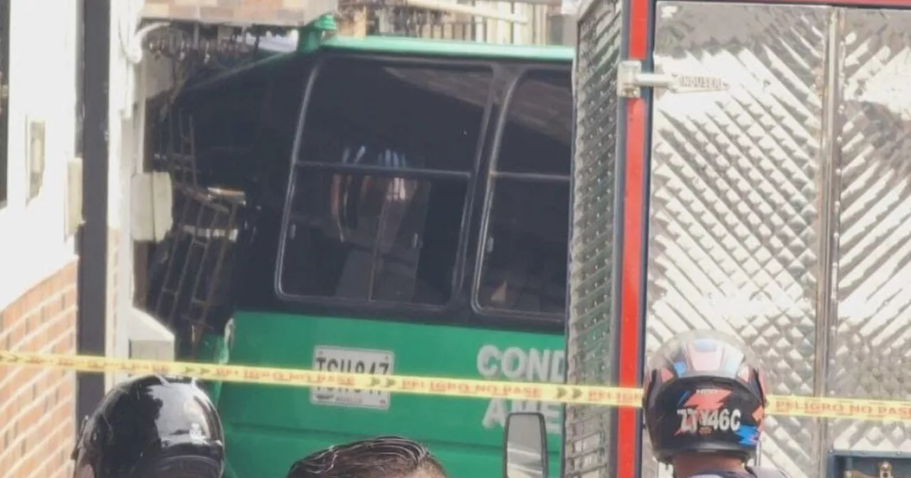 Cuatro heridos dejó accidente de un bus que chocó contra una casa en San Javier, Medellín